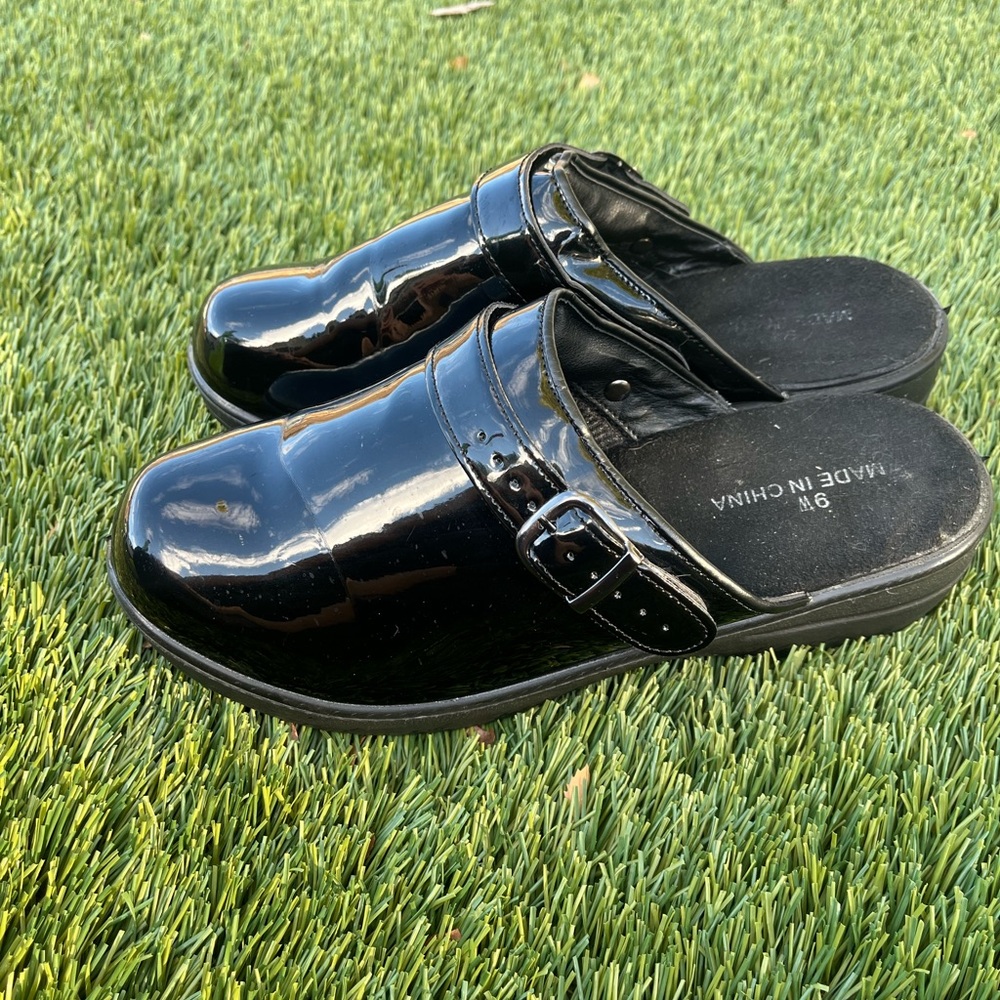 Women’s Size 9W Shiny Black Slip-On Clogs. Like New/Brand Unknown